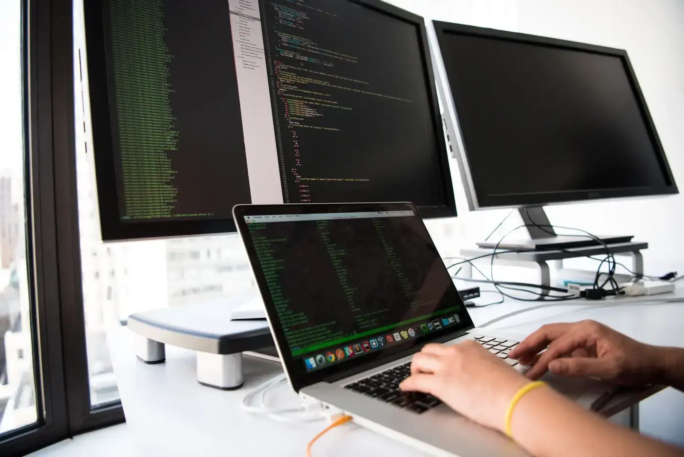Poste de travail avec du code à l’écran, illustration de la création de sites internet